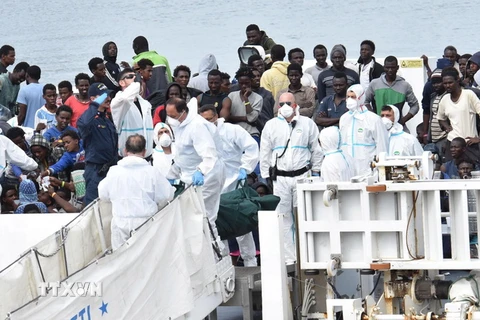 Tàu cứu hộ Aquarius của Tổ chức SOS Mediterranee chở người di cư được giải cứu trên Địa Trung Hải ngày 12/6. (Nguồn: EPA-EFE/TTXVN)