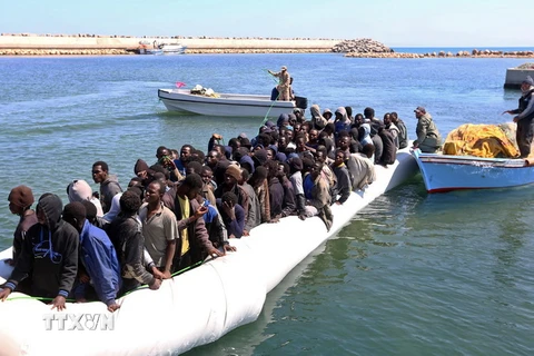 Người di cư được cứu trên biển ngoài khơi Guarabouli, Libya. (Nguồn: AFP/TTXVN)