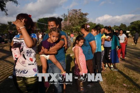  Người di cư di chuyển tới khu vực biên giới Mexico - Mỹ tại Matias Romero, bang Oaxaca, Mexico ngày 3/4. (Nguồn: AFP/TTXVN)