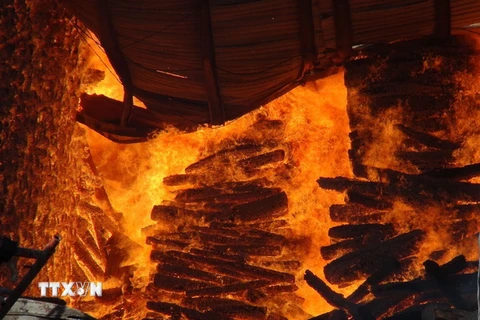 Cháy lớn tại kho gỗ của Công ty TNHH Minh Tuấn. (Ảnh: Đức Thọ/TTXVN)