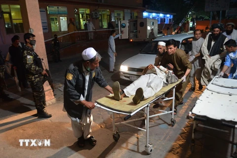 Chuyển nạn nhân bị thương trong một vụ tấn công tại tỉnh Nangarhar, Afghanistan ngày 17/6. (Nguồn: THX/TTXVN)