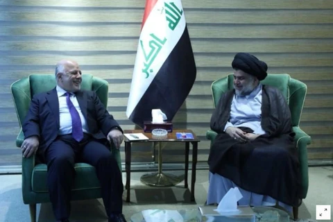 Giáo sỹ Shiite của Iraq, Moqtada al-Sadr (phải) gặp Thủ tướng Iraq Haider al-Abadi tại Baghdad, Iraq ngày 20/5. (Nguồn: Reuters)