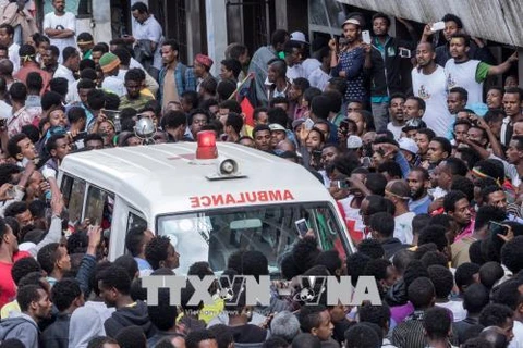 Xe cứu thương Ethiopia được triển khai tới tại hiện trường vụ nổ ở thủ đô Addis Ababa ngày 23/6. (Nguồn: AFP/TTXVN) 
