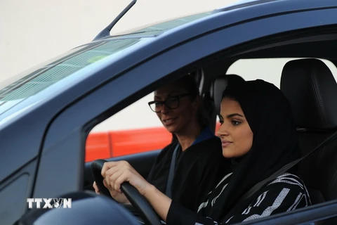  Phụ nữ Saudi Arabia học lái xe tại Jeddah ngày 7/3. (Ảnh: AFP/TTXVN)