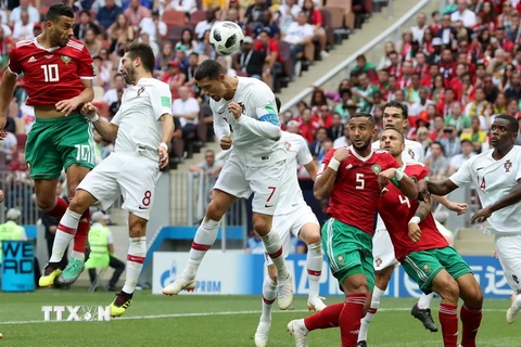 Pha đánh đầu của cầu thủ Bồ Đào Nha Cristiano Ronaldo (giữa) trong trận đấu gặp tuyển Maroc ở lượt trận thứ 2 bảng B VCK World Cup 2018 trên sân Luzhniki ở Moskva, Nga ngày 20/6. (Nguồn: THX/TTXVN)