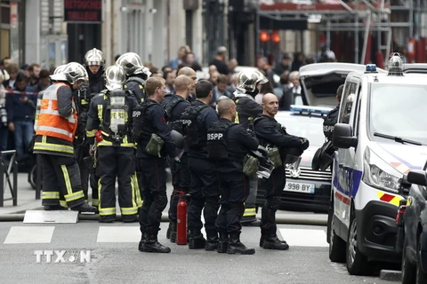 Cảnh sát Pháp tuần tra tại thủ đô Paris ngày 12/6. (Ảnh: EPA/TTXVN)