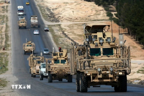 Các lực lượng do Mỹ ủng hộ tuần tra tại khu vực Manbij, Syria ngày 3/4. (Ảnh: AFP/TTXVN)