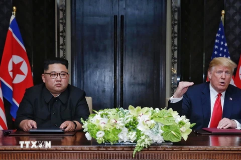 Tổng thống Mỹ Donald Trump (phải) và Nhà lãnh đạo Triều Tiên Kim Jong-un (trái) tại lễ ký tuyên bố chung trong cuộc gặp thượng đỉnh Mỹ- Triều tại Singapore ngày 12/6. (Nguồn: EPA/TTXVN)