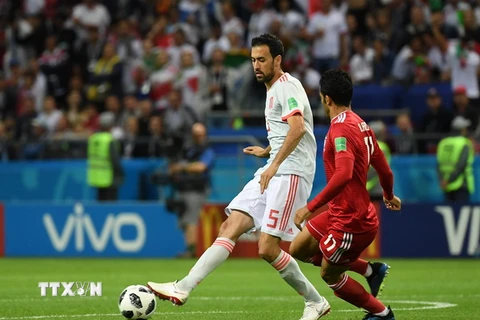 Cầu thủ Sergio Busquets (trái) đội tuyển Tây Ban Nha đi bóng trong trận đấu với Iran tại bảng B, Vòng chung kết World Cup 2018 diễn ra ở Kazan, Nga, ngày 20/6. (Ảnh: THX/TTXVN)