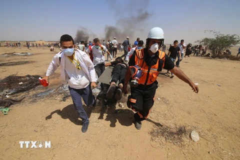 Chuyển người Palestine bị thương trong xung đột dữ dội giữa binh sỹ Israel và người biểu tình Palestine tại Khan Younis, khu vực biên giới giữa Dải Gaza với Israel ngày 8/6. (Nguồn: THX/ TTXVN)