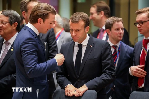 Thủ tướng Áo Sebastian Kurtz (trái) và Tổng thống Pháp Emmanuel Macron tại hội nghị thượng đỉnh EU ở Brussels, Bỉ ngày 28/6. (Ảnh: AFP/ TTXVN)