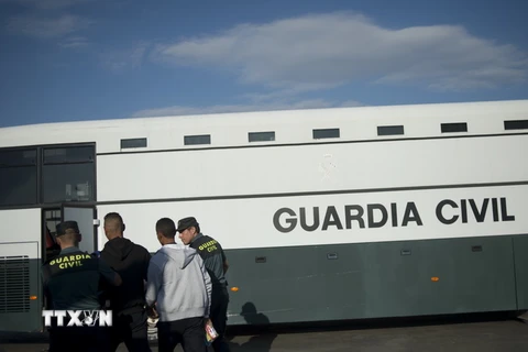 Người di cư trên tàu cứu hộ của Tây Ban Nha tới cảng Algeciras ngày 30/6. (Ảnh: AFP/TTXVN)