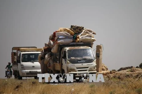  Người dân sơ tán khỏi các khu vực xung đột ở tỉnh Daraa ngày 24/6. (Ảnh: AFP/TTXVN)