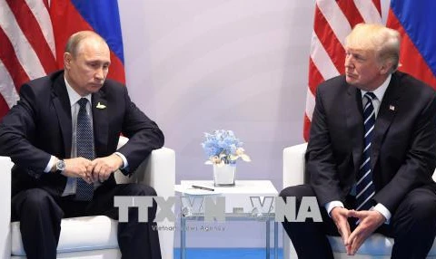 Tổng thống Mỹ Donald Trump (phải) và Tổng thống Nga Vladimir Putin trong cuộc gặp bên lề Hội nghị thượng đỉnh G20 tại Hamburg (Đức) ngày 7/7/2017. (Nguồn: AFP/ TTXVN)