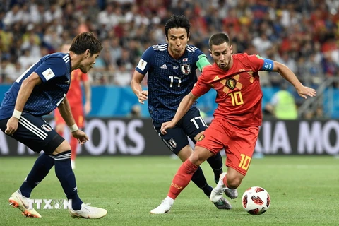Cầu thủ Makoto Hasebe (giữa) của Nhật Bản kèm chặt Eden Hazard (phải) của Bỉ trong trận đấu tại vòng 1/8 World Cup 2018 ở Rostov-On-Don, Nga ngày 2/7. (Ảnh: AFP/TTXVN)