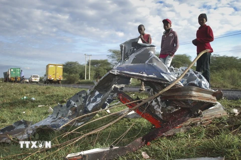 Hiện trường một vụ tai nạn xe buýt tại Kenye. (Nguồn: EPA/TTXVN)