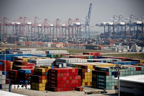 Hàng hóa được xếp tại cảng Nansha ở tỉnh Quảng Đông, Trung Quốc. (Ảnh: EPA/TTXVN)