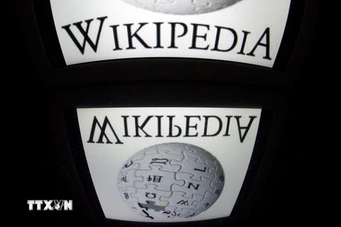 Biểu tượng Wikipedia trên màn hình máy tính bảng ở Paris, Pháp. (Nguồn: AFP/TTXVN)
