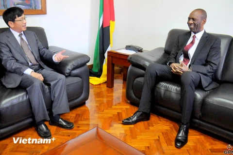 Thủ tướng Mozambique Carlos Agostinho do Rosario tiếp thân mật Đại sứ Lê Huy Hoàng. (Ảnh: Lê Đình Lượng/Vietnam+)
