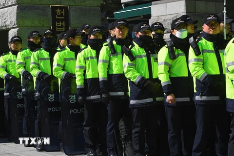 Cảnh sát gác bên ngoài Tòa án Hiến pháp ở Seoul, nơi diễn ra phiên xét xử luận tội cựu Tổng thống Hàn Quốc Park Geun-hye ngày 27/2/2017. (Ảnh: AFP/TTXVN)