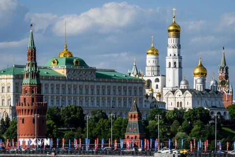 Cây cầu được trang trí với cờ World Cup ở thủ đô Moskva, Nga ngày 30/5. (Nguồn: AFP/TTXVN)