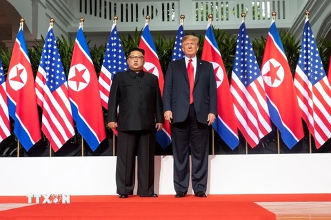Tổng thống Mỹ Donald Trump (phải) và nhà lãnh đạo Triều Tiên Kim Jong-un tại cuộc gặp thượng đỉnh Mỹ- Triều ở Singapore ngày 12/6. (Nguồn: YONHAP/TTXVN)