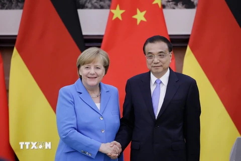Thủ tướng Đức Angela Merkel (trái) trong cuộc họp báo chung với Thủ tướng Trung Quốc Lý Khắc Cường tại Bắc Kinh ngày 24/5. (Nguồn: AFP/TTXVN)