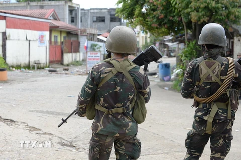 Binh sỹ Philippines tuần tra tại Marawi , đảo Mindanao, miền nam Philippines.(Nguồn: AFP/TTXVN)