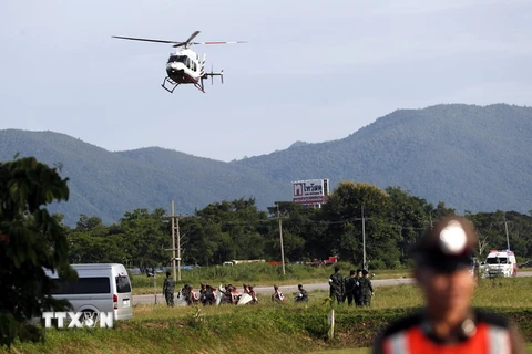 Máy bay chở một thành viên đội bóng vừa được giải cứu khỏi hang Tham Luang tới bệnh viện ở Chiang Rai ngày ngày 9/7. (Nguồn: EPA/TTXVN)