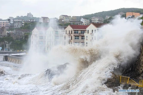 Sóng lớn đánh vào bờ biển ở thị trấn Shitang của thành phố Ôn Lĩnh, tỉnh Chiết Giang phía đông Trung Quốc, ngày 10/7. 