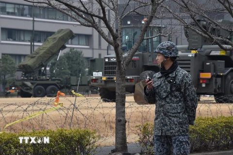 Binh sỹ thuộc lực lượng phòng vệ Nhật Bản gác tại một bệ phóng tên lửa đất đối không PAC-3 tại Tokyo, Nhật Bản ngày 6/3. (Nguồn: AFP/TTXVN)
