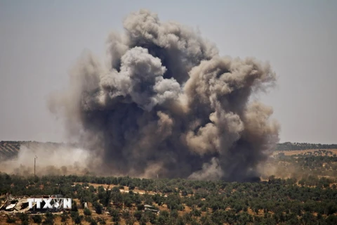 Khói bốc lên sau các cuộc không kích của quân đội Chính phủ Syria nhằm vào các mục tiêu của lực lượng nổi dậy ở Daraa ngày 26/6. (Ảnh: AFP/TTXVN)
