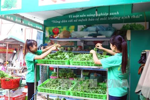 Một gian hàng bán sản phẩm sạch của Hợp tác xã nông nghiệp xanh 26/3, Sơn La. (Ảnh: Hữu Quyết/TTXVN)