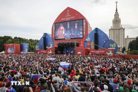 Cổ động viên theo dõi lễ khai mạc World Cup 2018 tại Fanzone ở khu vực Đồi Chim sẻ trước Đại học Moskva ngày 14/6. (Ảnh: AFP/TTXVN)