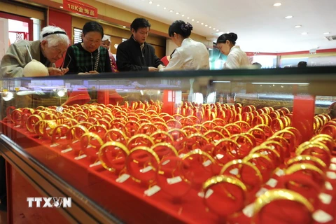 Khách hàng chọn mua đồ trang sức bằng vàng tại một cửa hàng tỉnh Giang Tô (Trung Quốc). (Nguồn: AFP/TTXVN)