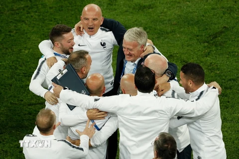 HLV Didier Deschamps (phải) mừng chiến thắng của đội tuyển Pháp sau trận bán kết World Cup 2018 giữa Pháp và Bỉ tại Saint Petersburg, Nga ngày 10/7. (Ảnh: AFP/TTXVN)
