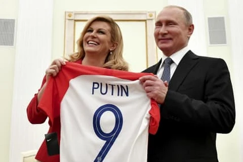 Tổng thống Kolinda Grabar-Kitarovic tặng áo thi đấu của đội tuyển Croatia cho Tổng thống Nga Vladimir Putin. (Nguồn: AP)