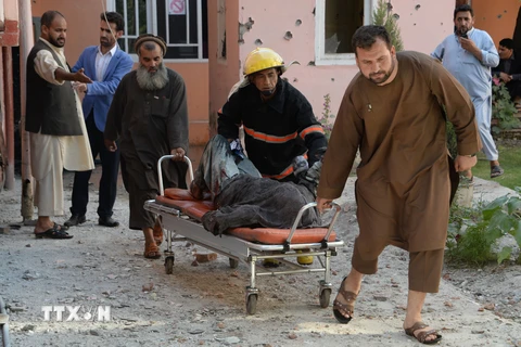 Chuyển thi thể nạn nhân tại hiện trường vụ đánh bom liều chết ở Jalalabad, Afghanistan ngày 17/5/2017. (Ảnh: AFP/TTXVN)