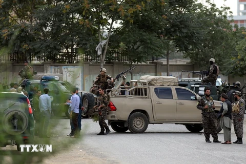  Lực lượng an ninh Afghanistan được triển khai tại hiện trường vụ đánh bom ở Kabul ngày 15/7. (Ảnh: EPA-EFE/TTXVN)