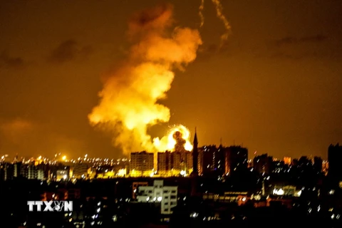 Khói lửa bốc lên sau một vụ không kích của các lực lượng Israel tại Gaza ngày 18/6. (Ảnh: AFP/TTXVN)