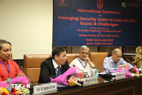 Đại sứ Việt Nam tại Ấn Độ Tôn Sinh Thành (thứ hai từ trái sang) phát biểu tại hội thảo. (Ảnh: Huy Bình/TTXVN)