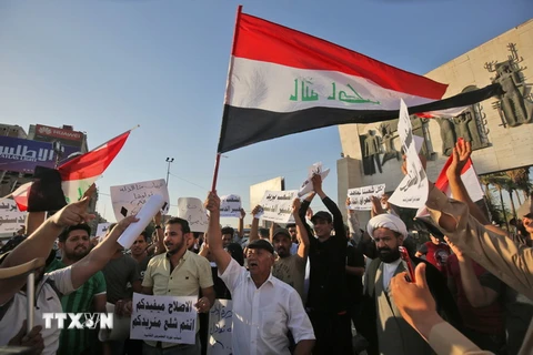 Người dân biểu tình phản đối tình trạng thất nghiệp và trì trệ trong dịch vụ công ở Baghdad, Iraq ngày 13/7. (Ảnh: AFP/TTXVN)