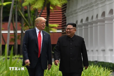 Tổng thống Mỹ Donald Trump (phải) và nhà lãnh đạo Triều Tiên Kim Jong-un tại cuộc gặp thượng đỉnh ở Singapore ngày 12/6. (Ảnh: AFP/TTXVN)