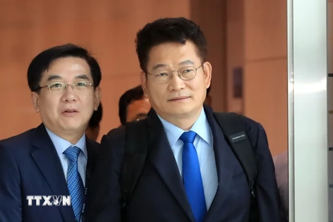  Ông Song Young-gil (phải), Chủ tịch Ủy ban hợp tác kinh tế miền Bắc thuộc Phủ tổng thống Hàn Quốc, dẫn đầu phái đoàn công tác chuẩn bị rời sân bay Incheon để tới khu vực kinh tế đặc biệt Rason ngày 12/7. (Ảnh: Yonhap/TTXVN)