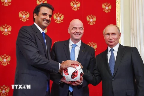 Quốc vương Qatar Tamim bin Hamad al-Thani, Chủ tịch FIFA Gianni Infantino và Tổng thống Nga Vladimir Putin tại buổi lễ trao quyền đăng cai Vòng chung kết World Cup 2022 cho Qatar, ở Moskva (Nga) ngày 15/7. (Ảnh: AFP/TTXVN)