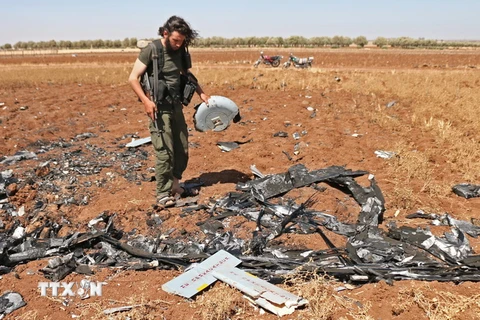  Các mảnh vỡ của chiếc máy bay không người lái của Syria bị Israel bắn hạ tại Barqah (Syria), gần Cao nguyên Golan ngày 12/7. (Nguồn: AFP/TTXVN)