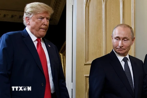 Tổng thống Nga Vladimir Putin (phải) và Tổng thống Mỹ Donald Trump tại cuộc gặp thượng đỉnh ở Helsinki, Phần Lan ngày 16/7. (Ảnh: AFP/TTXVN)