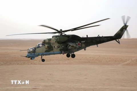 Trực thăng Mi-24 của Nga tham gia hỗ trợ cuộc chiến chống IS của quân đội Syria tại khu vực Deir Ezzor, Syria ngày 15/9/2017. (Nguồn: AFP/TTXVN)