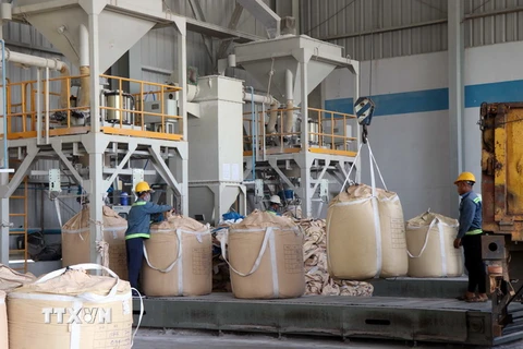 Đóng gói alumin thành phẩm tại Nhà máy alumin Nhân Cơ, Đắk Nông. (Ảnh: Ngọc Minh/TTXVN)