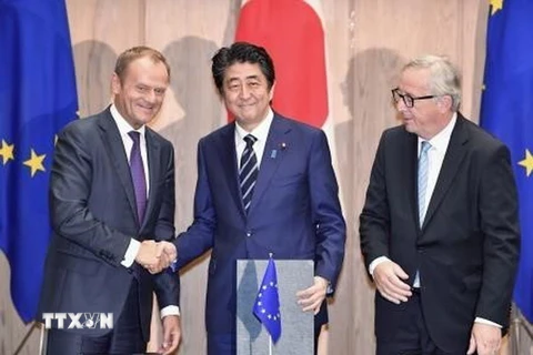 Thủ tướng Nhật Bản Shinzo Abe (giữa), Chủ tịch Hội đồng châu Âu Donald Tusk (trái) và Chủ tịch Ủy ban châu Âu Jean-Claude Juncker (phải) sau lễ ký tại Tokyo. (Ảnh: Kyodo/TTXVN)